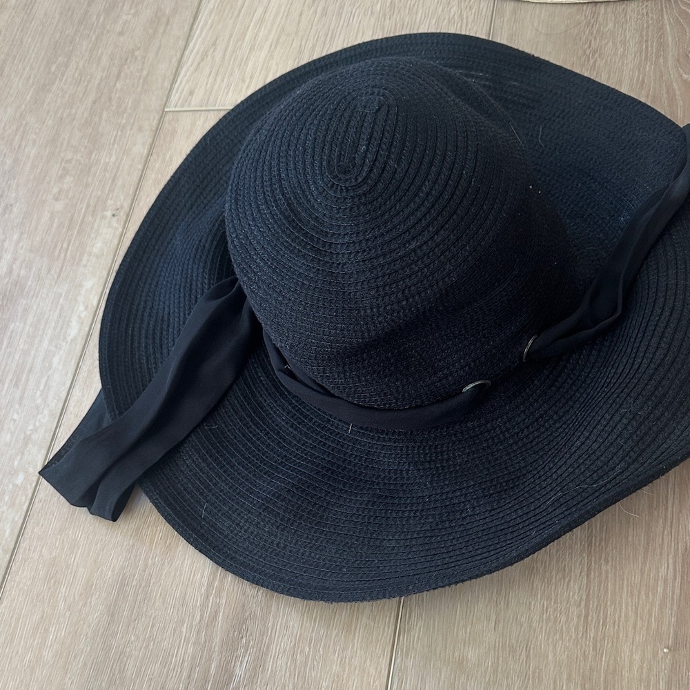 Elegant Black Wide-Brimmed Hat